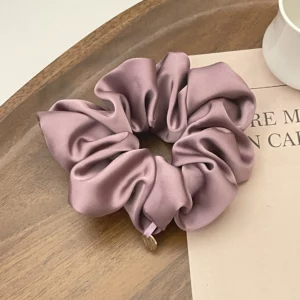 Chouchou satiné en tissu violet